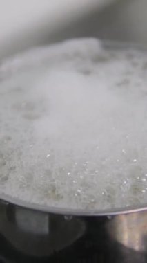 Kaynar su akıyor. Pilav kaçışı. Tencerede pilav pişir.