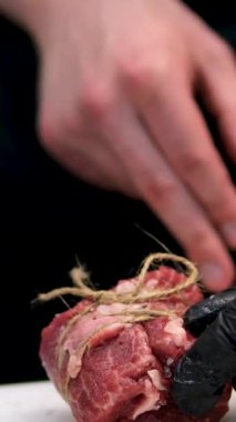 Mangalda pişmiş ızgara ızgara ızgarada ateşte pişmiş biftek ve dumanla. Sığır filetosu pişirme işlemi