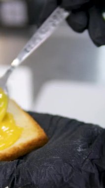 Bir dilim beyaz kare ekmek, margarin serpiştirilmiş, beyaz tabakta, izole. düz ya da üst görünüm