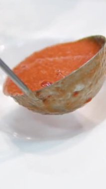 Biber ve sarımsaklı soğuk domates çorbası, İspanyol geleneksel mutfağı, aşçı yemeği. Bitkilerle lezzetli kremalı domates çorbası. Yaz açık sarı domates çorbası.. 