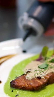 Soslu kırmızı balık eti hazırlama süreci. Kırmızı balıklı biftek. Balık yemeği. Restoran konsepti. Şef mutfakta somon bifteği pişiriyor.