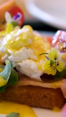 Ekmek ve domatesli Benedict usulü yumurta ve Becon Morning sandviçi. Hollandaise soslu yumurta ve kızarmış somon.