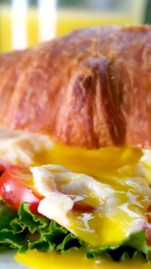 Beyaz arka planda lezzetli kruvasan sandviçleri. Etli kruvasan. Kahvaltıda kruvasan sandviçler ahşap servis edilir.