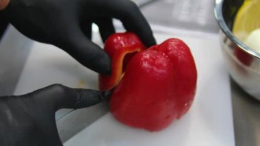 Kadınlar el yapımı dolma biber ev mutfağında meyve sebze salatası hazırlıyor. Ekin Kadın elleri yemek pişiriyor Tahta kesme tahtasında dolmalık biber Sağlıklı taze meyve sebzeleri