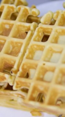Altın Belçika ya da Viyana waffleları. Waffle dokusu ya da arka plan. Kahvaltı için ev yapımı pişirme. Kare gözlemeler