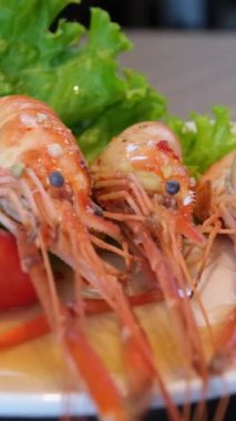 Kızarmış karidesli pilav, marul sosu, koyu arka plan, fotokopi alanı.