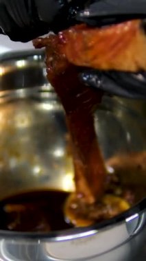 Soslu kırmızı balık eti hazırlama süreci. Kırmızı balıklı biftek. Balık yemeği. Restoran konsepti. Şef mutfakta somon bifteği pişiriyor.