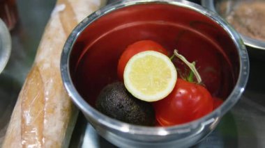 Sağlıklı salata malzemeleri. Domates avokado limonu