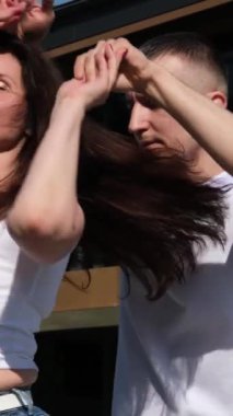 Profesyonel sanatçılar bahçede Latin Amerika dansı yapıyor. Ortaklar sahneye çıkıyor. Bachata dansı