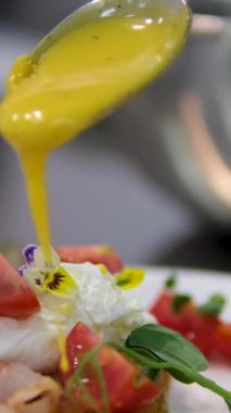 Ekmek ve domatesli Benedict usulü yumurta ve Becon Morning sandviçi. Hollandaise soslu yumurta ve kızarmış somon.