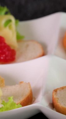 Yemek geçmişi. Kırmızı havyarlı birkaç sandviç bir tabakta döner. Yakın plan. Havyarlı sandviç.