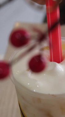 Buzlu latte, kafedeki masada bardakta karıştırılmış kahve, yakın plan..