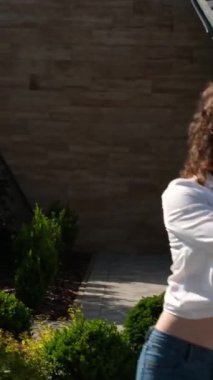 Klasik halk mekanında dans eden karışık ırk çifti. İnsanlar açık kafede salsa ve bachata yapıyor.