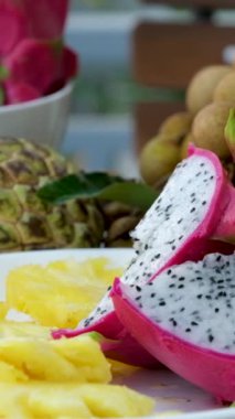 Parlak Siyah Tohumlu Mor Ejder Meyveleri Dönüşümlü. Tropikal Meyve Arkaplanı ya da Doku. Taze olgun organik ejderha meyvesi ya da pitaya tutan kadın eller..