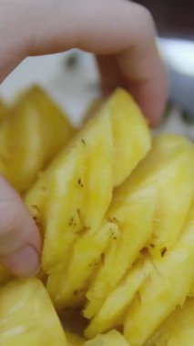 Tabakta, Tayland, Güneydoğu Asya 'da hafif şuruplu ananas parçalarının yakın plan çekimi.