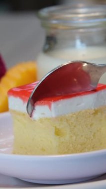 Bir tres leches kek, pan tres leches, üç çeşit süte batırılmış sünger kek, buharlaşmış, yoğunlaşmış ve tam süt, krem şanti ve karamel sosu ile kaplı, hava kabarcıklı açık kek