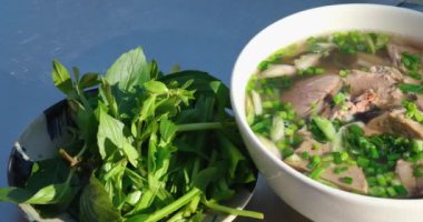 Pho Bo Vietnam çorbası ve pilav eriştesi. Vietnam yemeği tarzı.
