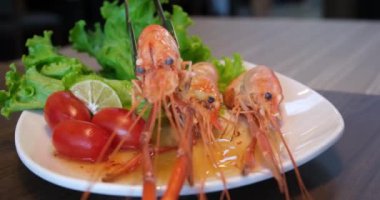 Kızarmış karidesli pilav, marul sosu, koyu arka plan, fotokopi alanı.