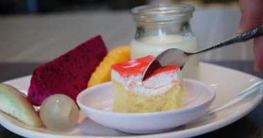 Bir tres leches kek, pan tres leches, üç çeşit süte batırılmış sünger kek, buharlaşmış, yoğunlaşmış ve tam süt, krem şanti ve karamel sosu ile kaplı, hava kabarcıklı açık kek