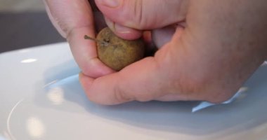 Longan yüksek hız senkronizasyonu. Eller uzun süre meyve soyarken