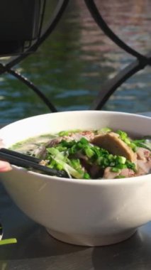 Pho Bo Vietnam çorbası ve pilav eriştesi. Vietnam yemeği tarzı.