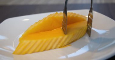 Bir masanın üstünde bir çift papaya, bir çift papaya parçasının yanında..