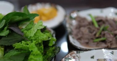 Taze yeşil arka planda taze yeşil lahanalar. Nane fesleğeni, marul yaprağı