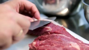 Mangalda pişmiş ızgara ızgara ızgarada ateşte pişmiş biftek ve dumanla. Sığır filetosu pişirme işlemi