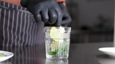 Cama limon ekle. Limonata yapmak, yaz içkisi, soğuk içecek, sağlıklı sıvı. Bir bardak köpüklü limonlu buzlu çaya ya da karbonatlı suyla buzlu çaya dilimlenmiş taze limon ekliyorum.