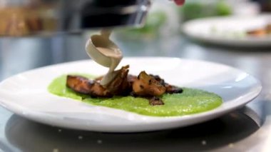 Soslu kırmızı balık eti hazırlama süreci. Kırmızı balıklı biftek. Balık yemeği. Restoran konsepti. Şef mutfakta somon bifteği pişiriyor.