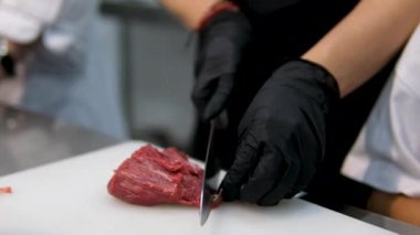 Mangalda pişmiş ızgara ızgara ızgarada ateşte pişmiş biftek ve dumanla. Sığır filetosu pişirme işlemi