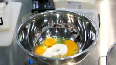 Tatlı tamagoyaki yapmaya hazırlanıyorum. Çiğ yumurtaya şeker ekleyip karıştırma videosu. Yumurta ve şeker.