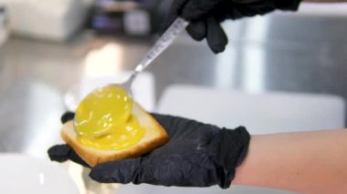 Bir dilim beyaz kare ekmek, margarin serpiştirilmiş, beyaz tabakta, izole. düz ya da üst görünüm