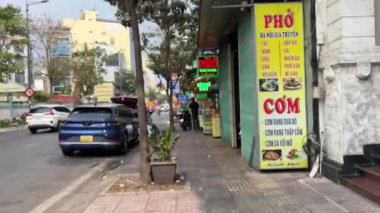 Turistler yerel halktan. Şehir karayolu otomobillerinin varoşlarında gerçek hayat. Motosiklet mağazaları.