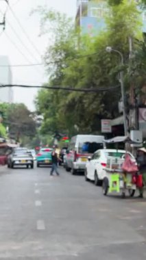 Turistler yerel halktan. Şehir karayolu otomobillerinin varoşlarında gerçek hayat. Motosiklet mağazaları.