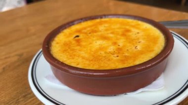 Creme brulee, Doğu Kafe 'de tatlı. Beyaz çanak çömlek. Creme Brulee