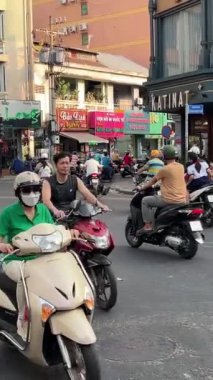 Turistler yerel halktan. Şehir karayolu otomobillerinin varoşlarında gerçek hayat. Motosiklet mağazaları.
