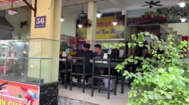 Turistler yerel halktan. Şehir karayolu otomobillerinin varoşlarında gerçek hayat. Motosiklet mağazaları.