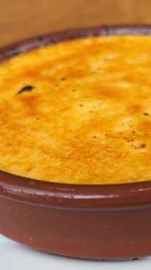 Creme brulee, Doğu Kafe 'de tatlı. Beyaz çanak çömlek. Creme Brulee