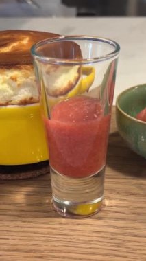 Yeni hazırlanmış bir restoran. Peynirli tatlı pişir, pudra şekeri serp, kırmızı dondurma, servis yap. Tahtada tatlı ikram et.