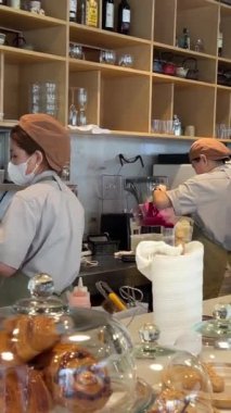 Kapalı alanda çikolatalı kekin üzerine tereyağı sıkarak krema katmanı sıkıyorum. Vietnam Ho Chi Minh Şehri 08.14.2024 'e yakın hamur işi torbasının lezzetli süslemeleri üzerine yayılıyor.