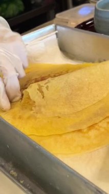 İnce krep, çikolata ya da krem şantili. Kaynamış konsantre süt ve muz dolgulu gözleme. İnce kreplere krema sür.