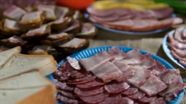 Sosis peynirli et tabağı.