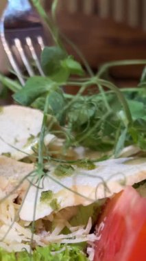 Çıtır marul, kremalı sos ve parmesan peynirli taze Sezar salatası.,