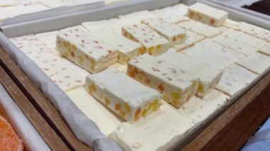 Türk tatlıları. Arap mutfağı. Baklava, fındık, pismaniye yakın plan. Ortadoğu milli şeker, tatlı atıştırmalıkları..