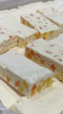 Türk tatlıları. Arap mutfağı. Baklava, fındık, pismaniye yakın plan. Ortadoğu milli şeker, tatlı atıştırmalıkları..