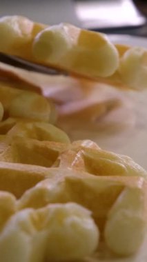 Çeşit çeşit çilek ve akçaağaç şurubuyla Belçika Waffle 'ı..