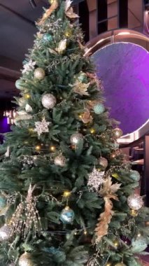 Noel ağacının ışıkları. Altın toplarla süslenmiş Noel ağacı