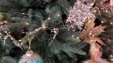 Noel ağacının ışıkları. Altın toplarla süslenmiş Noel ağacı