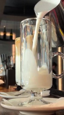 Kahve makinesinden fincana kahve dökülüyor. Cafe sıcak Espresso yapıyor. Filtre tutacağı kullanılıyor. Taze kahve akıyor. Sabahları kavrulmuş sade kahve içmek. Kahve koy.